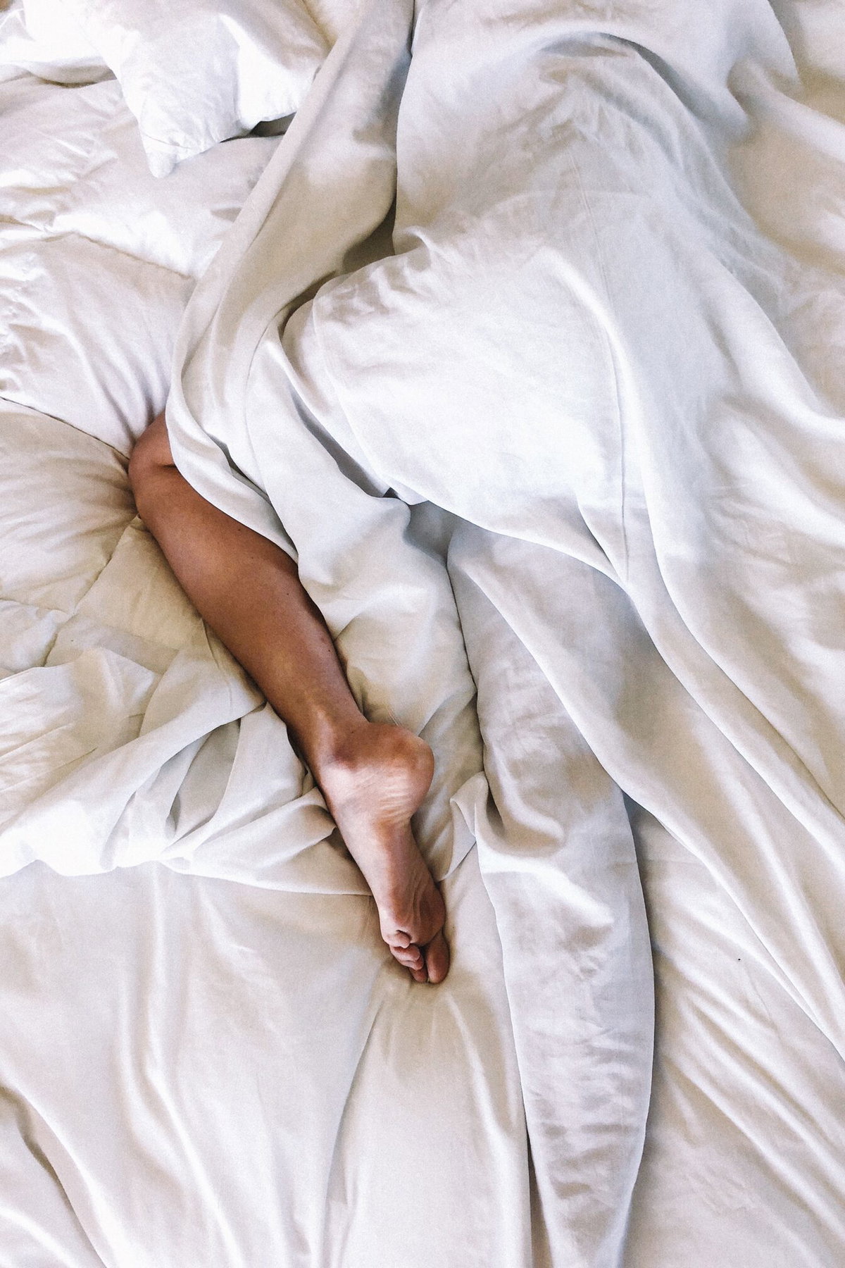 Schlaf und Regeneration – ruhiges Schlafzimmer bei Nacht