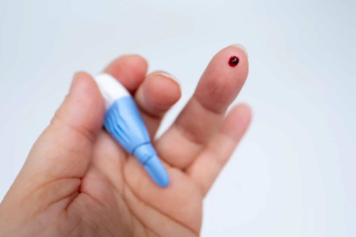 CRP Test München – CRP Schnelltest (POCT) per Bluttropfen in der Hausarztpraxis am Romanplatz