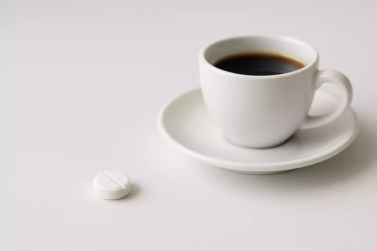 Modafinil statt Kaffee als Symbol für klare Wachheit ohne klassischen Kick