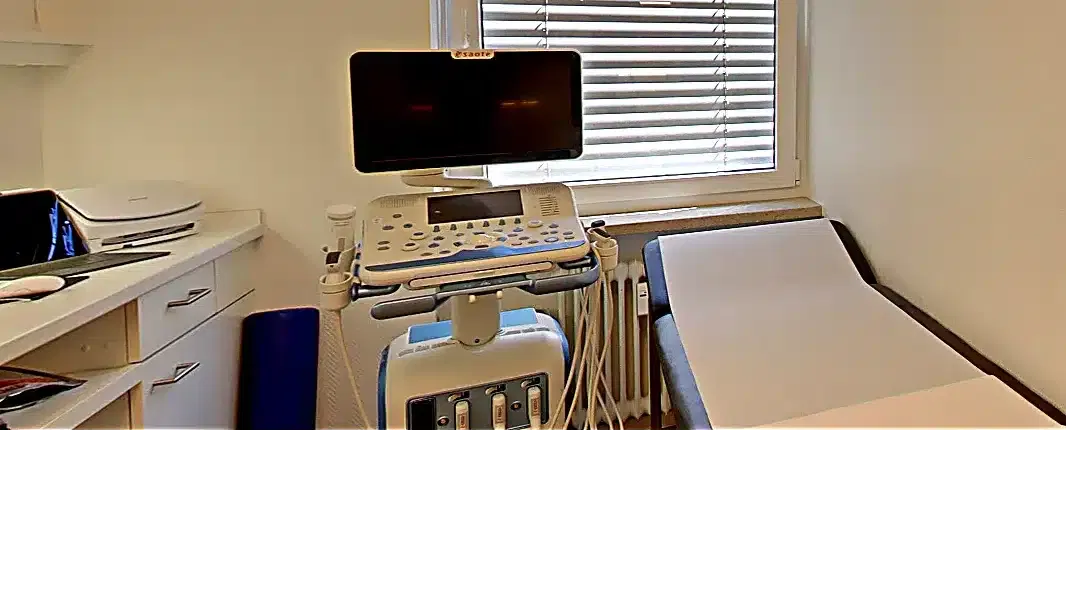 Diagnostik Hausarzt München: moderner Untersuchungsraum mit Ultraschallgerät in der Hausarztpraxis am Romanplatz