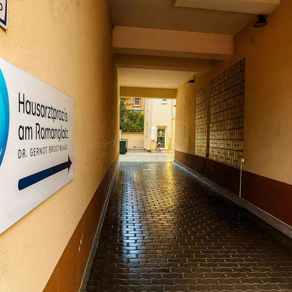Hausarzt Termin München Einfahrt zur Hausarztpraxis am Romanplatz 9