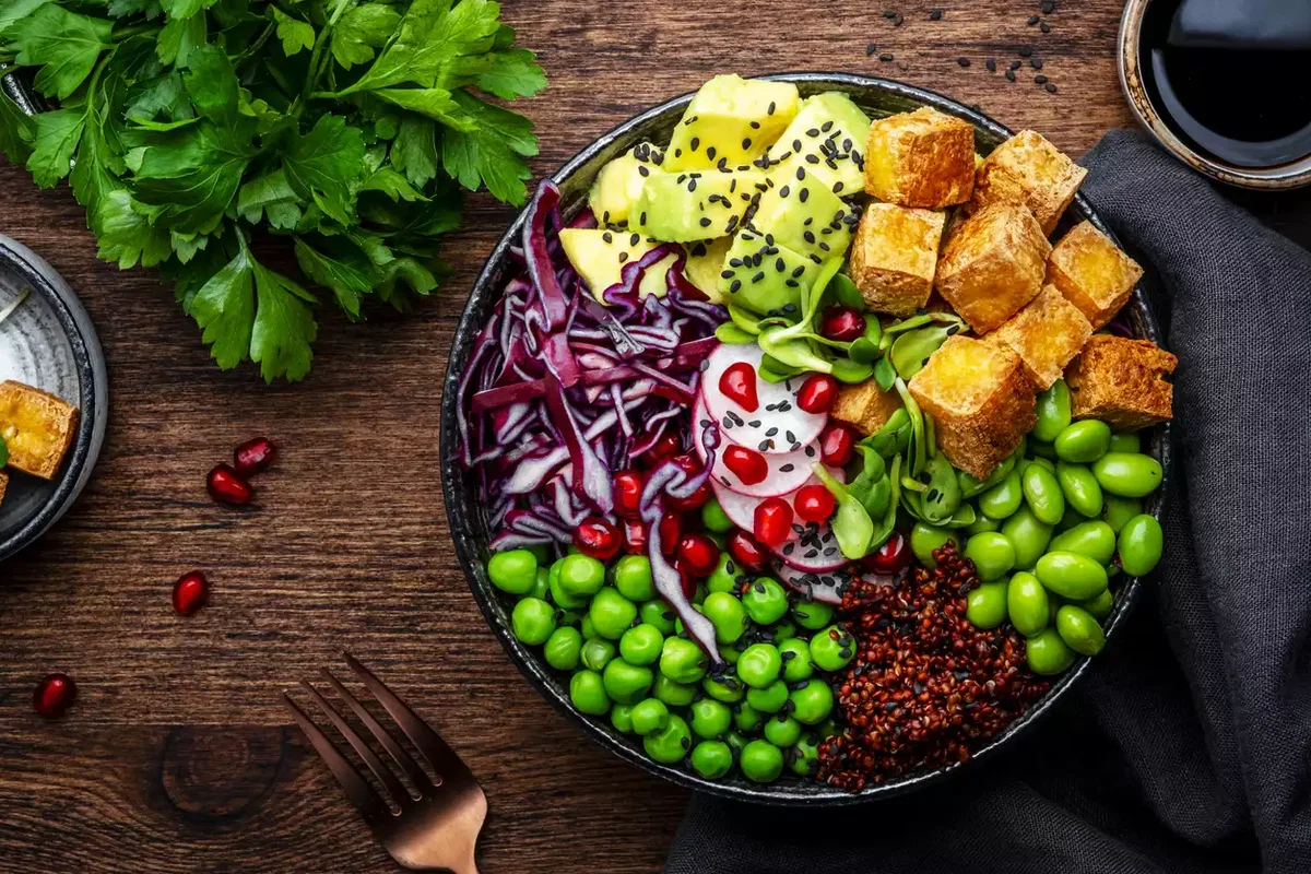Ausgewogene Ernährung mit vitamin- und mineralstoffreichen Lebensmitteln