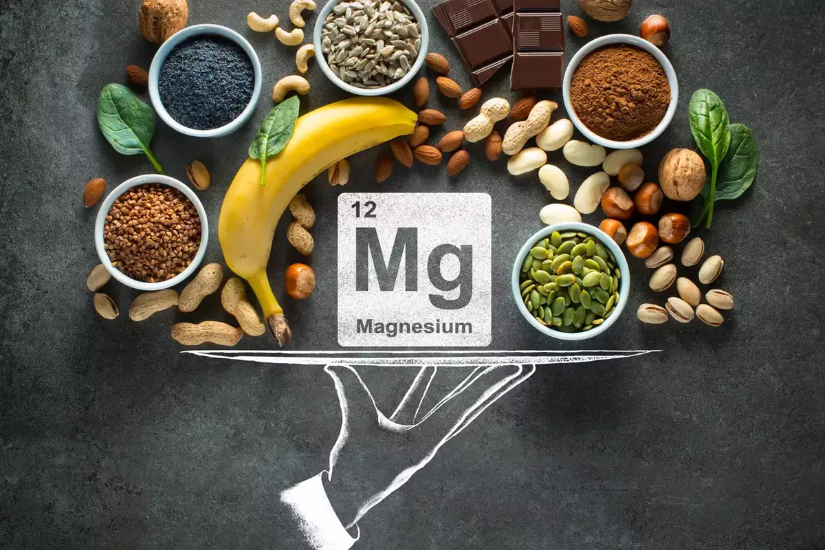 Magnesiumreiche Lebensmittel wie Kürbiskerne, Mandeln, Haferflocken, Spinat und Vollkornprodukte