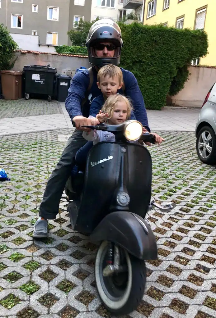 Dr. Gernot Brockmann mit seinen Kindern auf seiner Vespa V50L Baujahr 1968