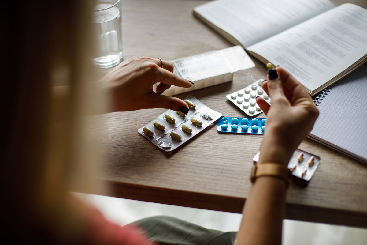Tabletten und Medikamentenplan zur Behandlung einer Schilddrüsenunterfunktion oder Schilddrüsenüberfunktion